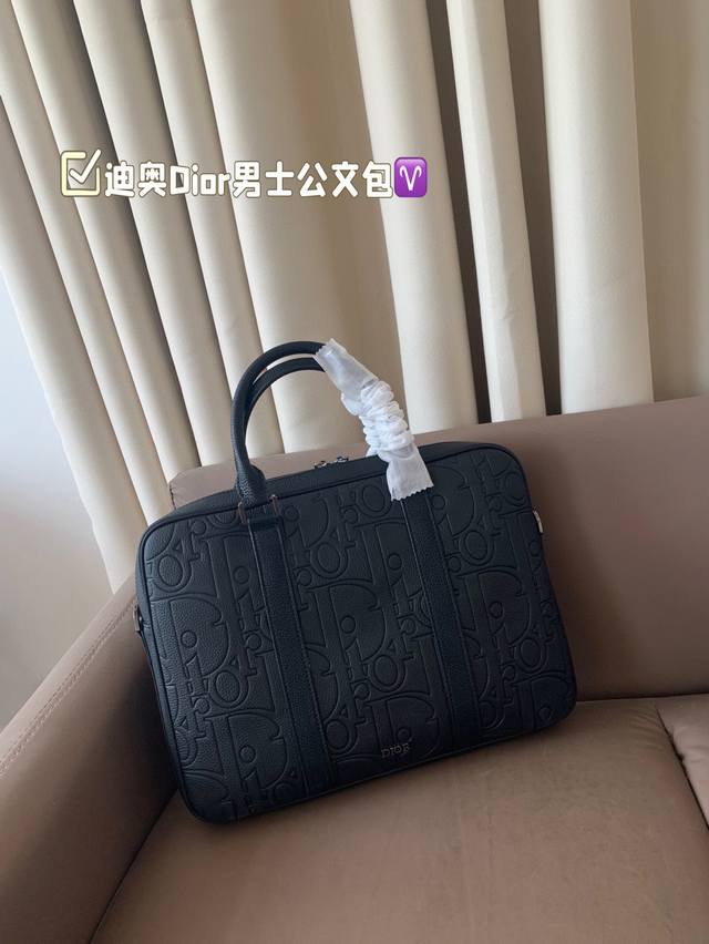 迪奥Dior男士公文包 格调满满，自带一股低调沉稳儒雅的气息！ 版型挺阔，很有型！越用越有沉淀的味道！ 更加低调、沉稳！！ 可单肩可斜挎，不分年龄不分身高！实用