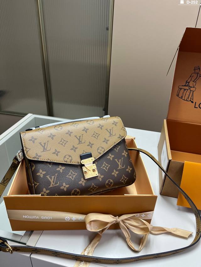 芯片版本 Lv老花邮差包 细细看 实用型 隔层多 容量大 非常高级哦！百搭不出错！ D-252尺寸25×17折叠盒飞机盒