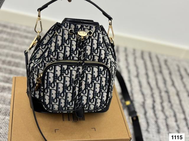 配折叠盒子 迪奥 圣罗兰 水桶包 超级厚实 耐磨 容量超大装衣服 鞋子超能装 无论是手提还是斜肩背上 都超好看. 尺寸：21 20