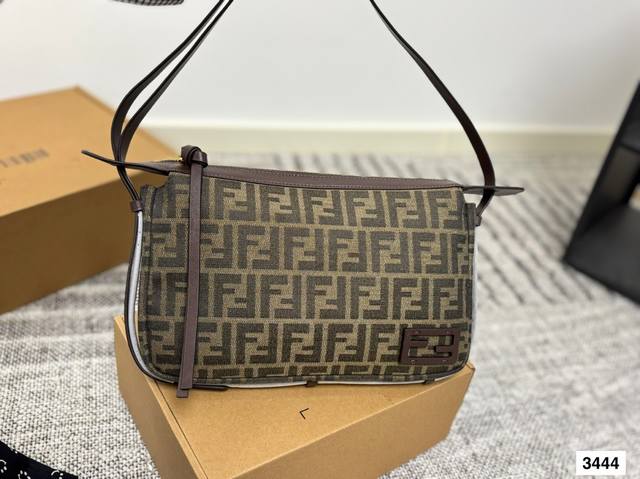 芬迪腋下包复古气息满满，小巧精致不会有邋遢感，好看时髦同时又拥有着实用的超大内容量，绝对是冬天出门的包包第一选择！尺寸：31 21