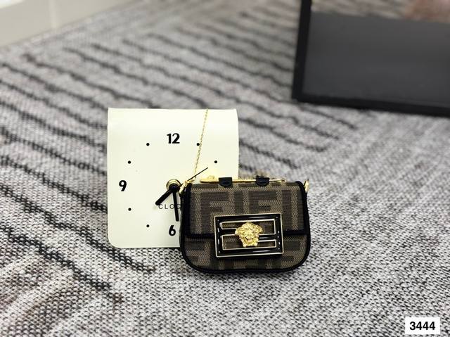 Fendi 芬迪零钱包 Mini Bag 夏季限定胶囊系列 口红包 零钱包 可单肩斜挎 凹造型神器 这个小可爱！那么小，除了凹造型很是可爱！超级减龄哦！尺寸：1