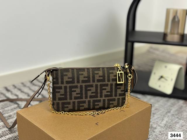 配折叠盒子 芬迪麻将包腋下包复古气息满满，小巧精致不会有邋遢感，各种材质任你挑选，好看时髦同时又拥有着实用的超大内容量，绝对是冬天出门的包包第一选择！尺寸：20