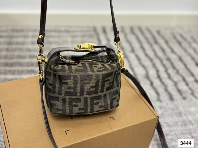 芬迪波士顿饭盒包 原来牛仔也可以这么可爱！ 可甜可盐 人手必备！ 尺寸：15 13