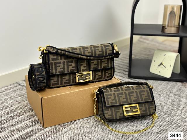 Fendi Baguette芬迪法棍包第一眼就觉得砸中了我。加上中号有一根较长的肩带，非常实用。装两个手机，钱包，钥匙，墨镜，口红，粉饼都毫无压力。看起来虽然不