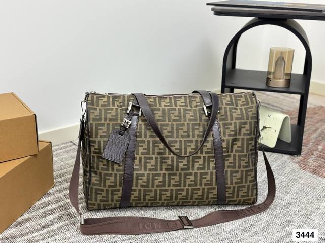 Fendi芬迪旅行袋 深深被它的颜值吸引 是去旅行或者健身的实用好包尺寸：47 31