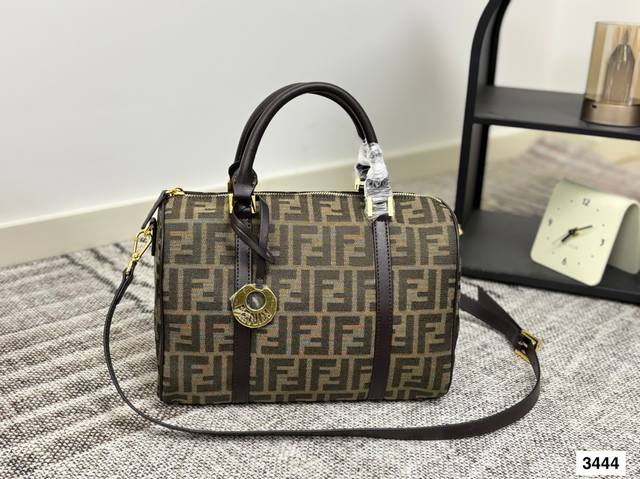 芬迪 枕头包波斯顿桶包出货了超级百搭的手提包，手提肩背斜挎超级实用，系运动与时装皆可 超大容量尺寸 30 20