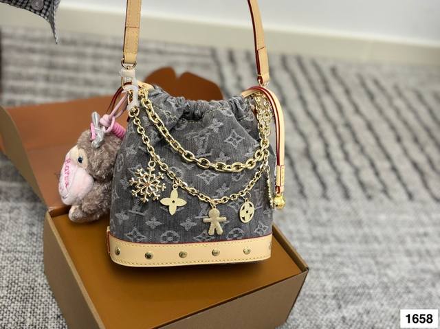 配飞机盒折叠盒子 Lv 牛仔水桶包 大容量单肩斜挎包 采用精湛镶嵌细工，经典百搭简直无法拒绝 超显气质 高级感十足 集美必入款 尺寸：18 20