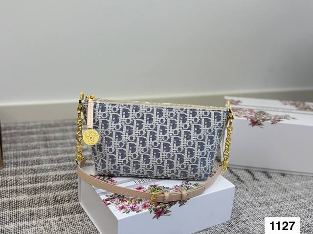 背上它大家都要夸设设 Dior新款饭盒包 T+ 自带肩带，更方便日常使用上拉链设计帶有幸運星★ 有经典老花和黑色两个款式选择~又-款性价比高的爆款来袭28.14