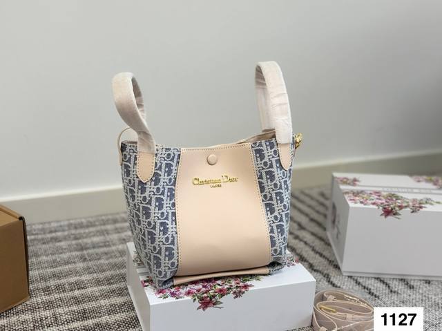 迪奥又上新包啦Signature水桶包 牛皮青年布材质拼接自重超轻 全新配色非常清新 容量巨能装 手拎、斜挎尺寸20