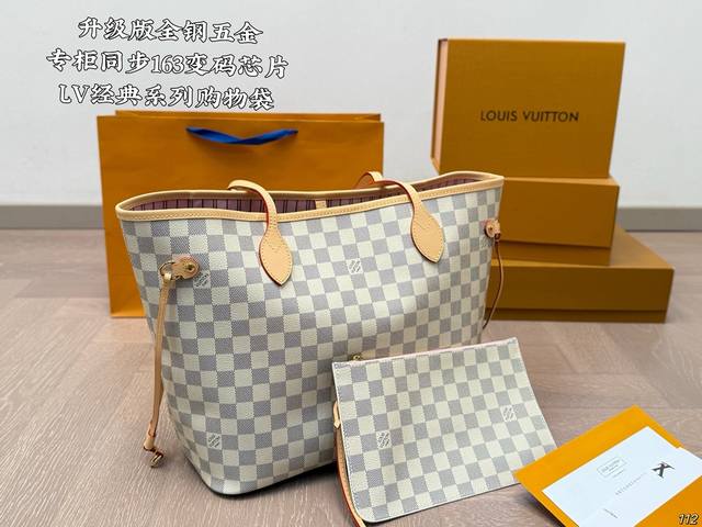 飞机盒 升级版全钢五金 专柜同步163变码芯片 Lv经典系列购物袋 Neverfull超级酷太爱啦 购物袋届的天花板 被它的颜值惊艳到啦 简约大气 时髦感十足