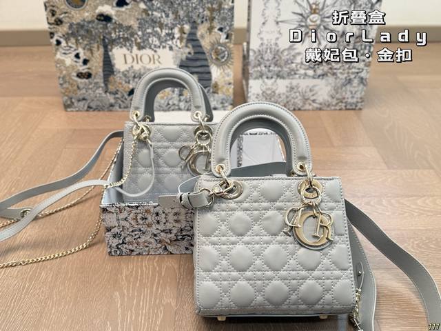 7色 折叠盒 迪奥 Diorlady戴妃包 复古优雅 永远的经典 正式休闲皆可 日常通勤无压力 尺寸 20 17 17 15 7色 折叠盒 迪奥 Diorlady戴妃包 复古优雅 永远的经典 正式休闲皆可 日常通勤无压力 尺寸 20 17 17 15