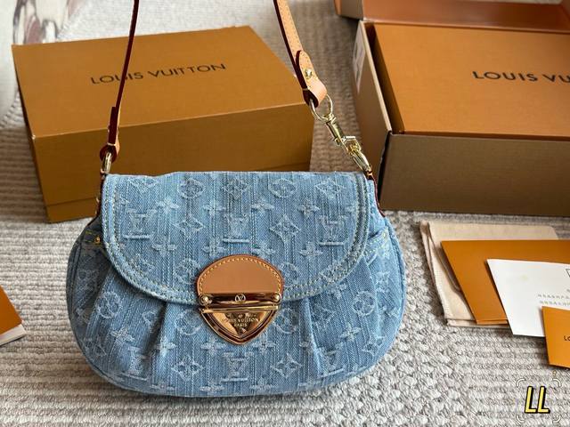 原版布 怎么办 这次被Lv牛仔系列拿捏了 Lv牛仔元宝腋下包Sunset手袋 第一眼看上去好眼熟这不是Vintage款嘛买到手才发现比中古来的精致一些 肩带上的