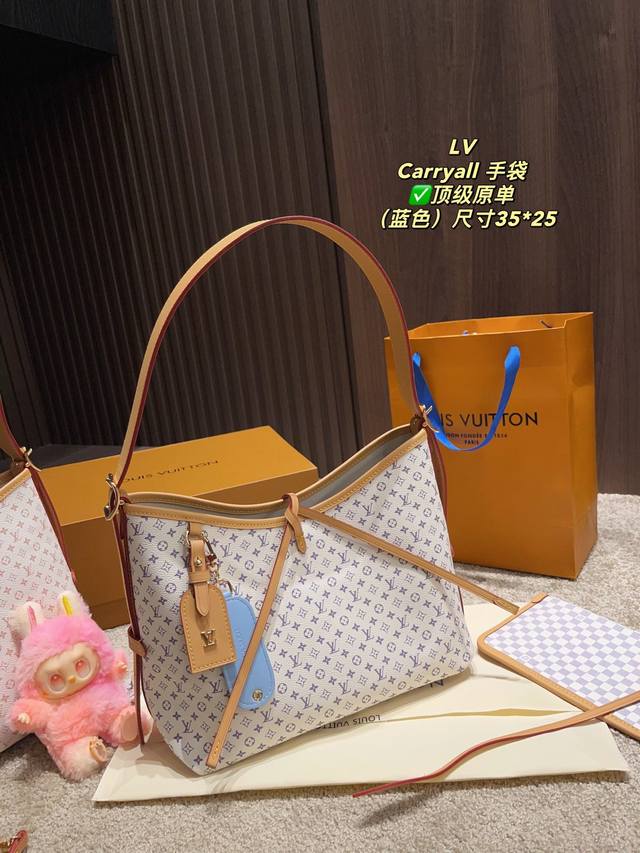 顶级原单 配折叠盒尺寸35.25 配Labubu盲盒挂件 Lv Carryall手袋 在原基础包身上，增加了蝴蝶结装饰，让包包更加明艳活泼！ 对于看腻老花的姐妹
