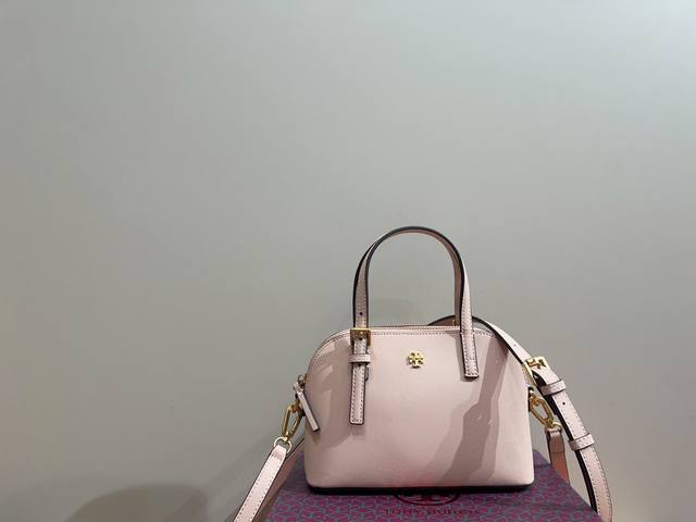 配盒尺寸20*14 托里伯奇Toryburch Emerson迷你贝壳包 版型从简勾勒复古廓形，双T Logo 小巧为饰，十字纹牛皮超级耐用，可调节长短的长肩带