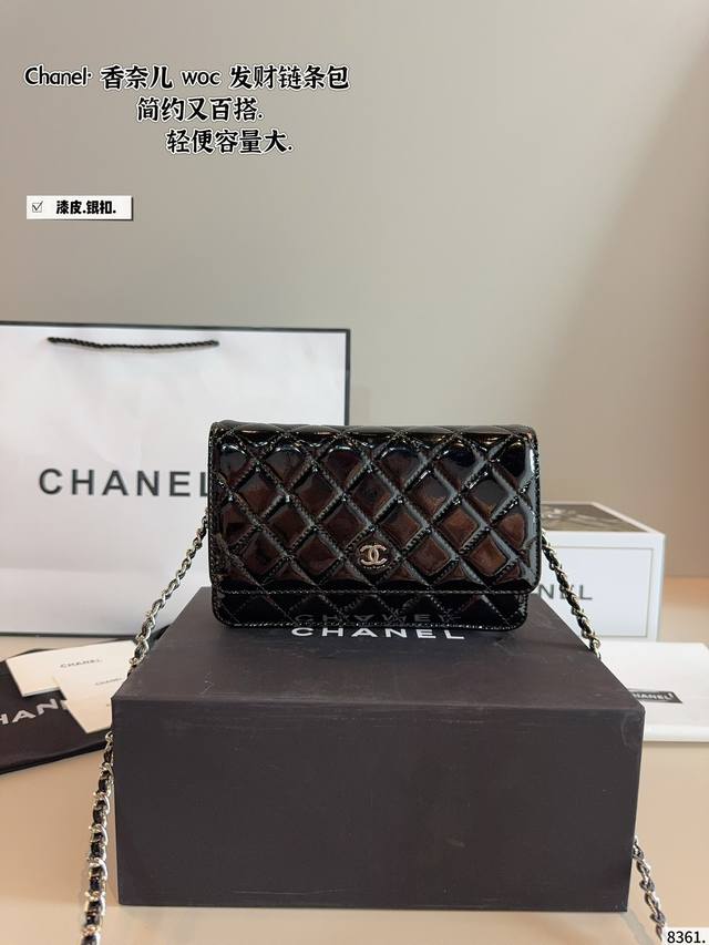 配礼盒 Chanel 香奈儿发财 一款随身小包 Chanel香奈儿 爱心Woc发财包 可斜挎单肩 链条可收入包内作为手包使用 上身后超显大气， 别看小小的 这个