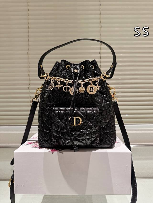 原单版本 配挂件 Dior 迪奥 Caro Bucket 采用羊皮革等材质精心制作，饰以超大藤格纹缉面线，带有宽敞的抽绳隔层。正面翻盖口袋饰以金色饰面金属Cd标