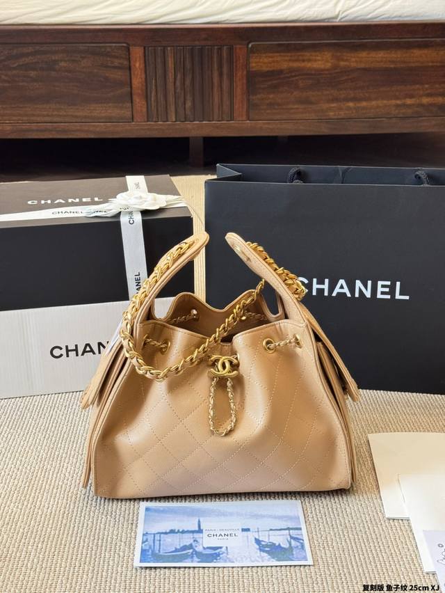 复刻版 鱼子纹 Chanel 25S 牛皮Hobo流浪包 香奈儿 Chanel 牛皮刺绣购物袋出货，超级柔软，亲感特别好！内里采用同质量牛皮料！超级好物，等你来