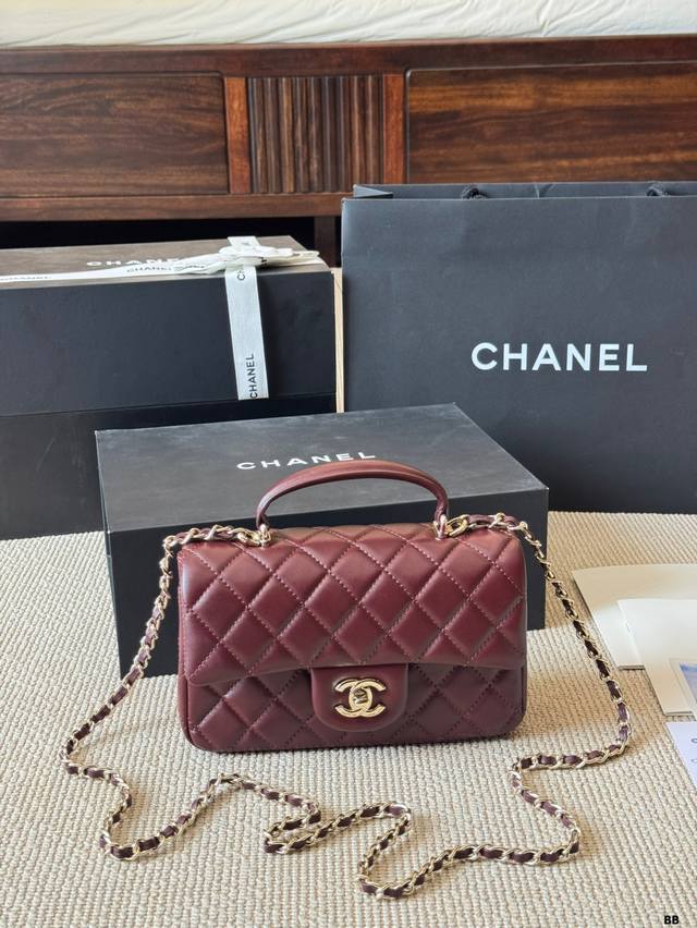 Chanel 香奈儿Cf 大Mini手柄 梦中情包又添一只！ 小手柄非常抓人眼球 小羊皮的质感依旧在线， 可盐可甜，手柄还有多种拎法，自带优雅哦Buff。 容量