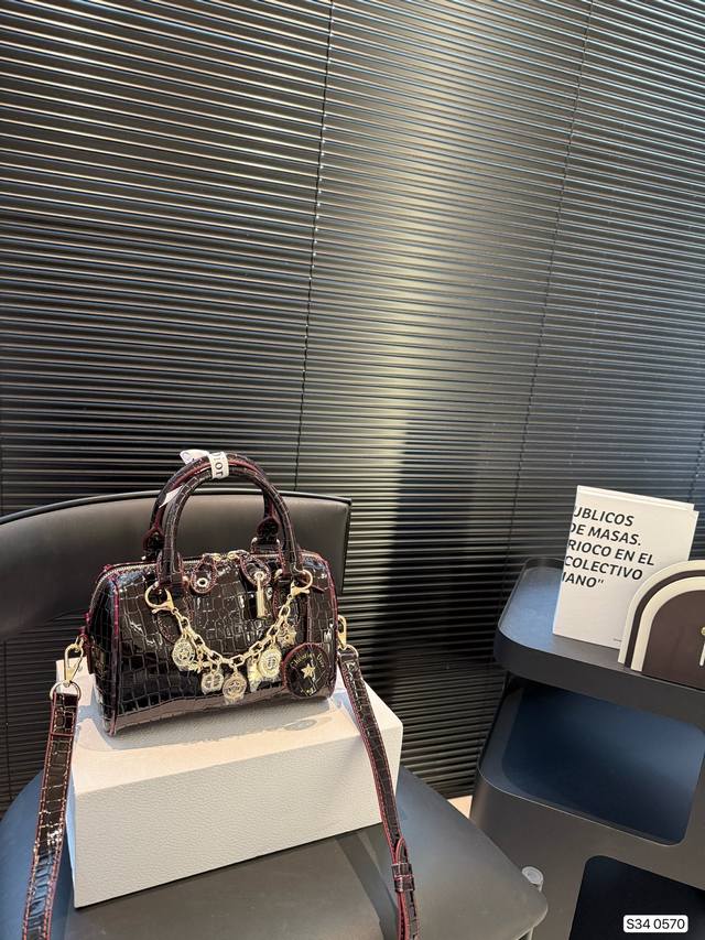 配折叠盒子 迪奥枕头 时尚达人的心头好枕头包大家都知道 能装，耐造~ 最近最火热度最高的一定是Dior Groove当之无愧了吧 尺寸：21 14 货号0570