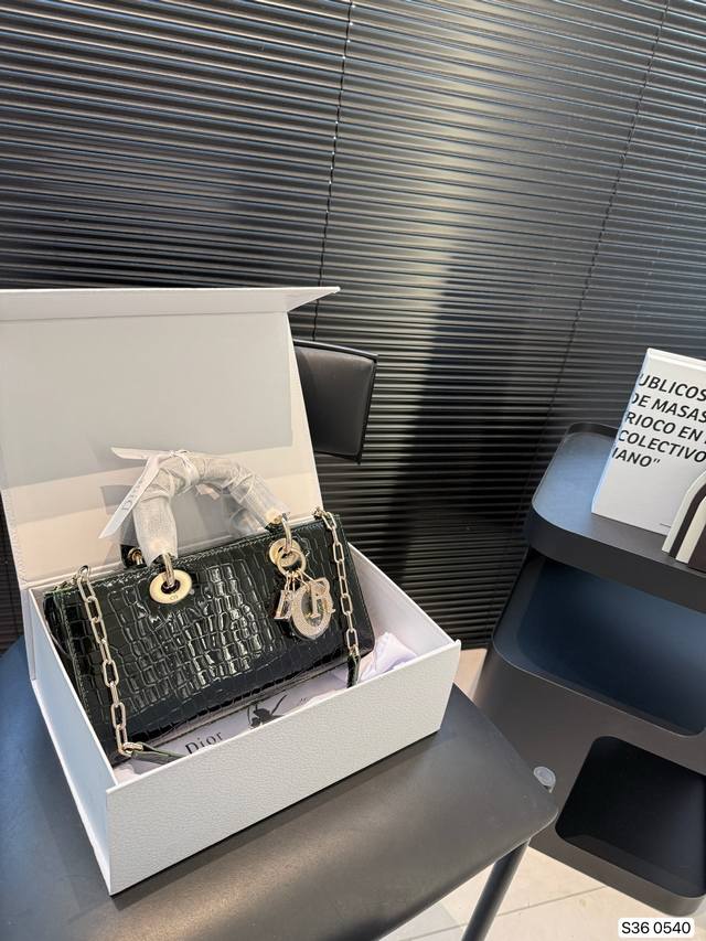 配折叠盒子 迪奥横版戴妃包 Sdior戴妃包太好看了吧！ 优雅指数拉满 搭配简洁风格的衣服整个人气质就上来了 而且容量完全可以满足日常要求 日常聚会逛街都很方便