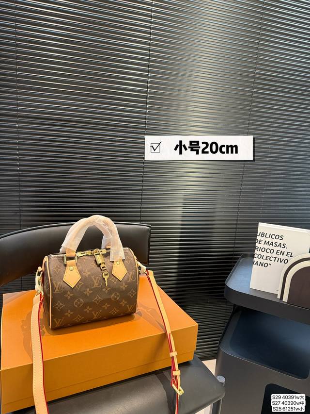大号 中号 小号 配折叠盒子 芯片版本 Lv新款枕头包 出货啦 手提单肩斜挎款式 宝宝们抓紧来订哈 版型经典不过时 一直深受洋气美妞们喜欢！尺寸：大号30 21