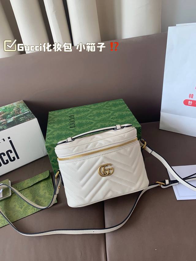 Gucci化妆包 小箱子 尽显浓烈的复古情怀色调。灵活运用拼色风格 设计又恰到好处带出时尚魅力 无论手拎，单肩还是斜挎都很棒，是精致时髦的百搭款 尺寸 19*1