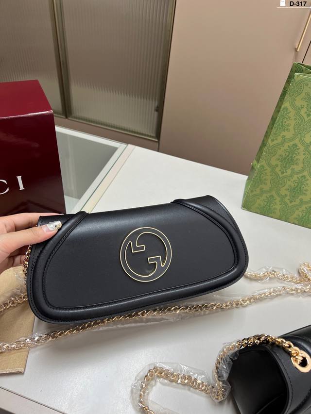 大 酷奇秀款 Blondie来袭怀旧与现代时尚 新款的这款手袋 时髦又兼具优雅复古气息很难不爱 D-317尺寸18×12 25×11折叠盒