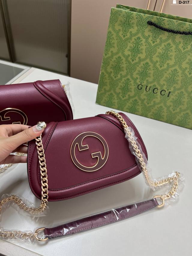 小 酷奇秀款 Blondie来袭怀旧与现代时尚 新款的这款手袋 时髦又兼具优雅复古气息很难不爱 D-317尺寸18×12 25×11折叠盒