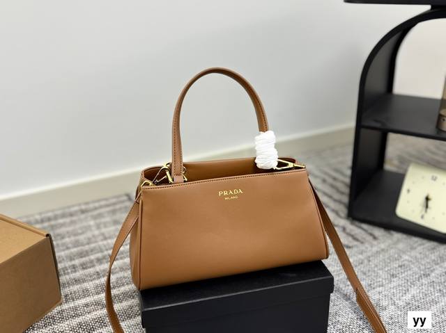 配盒子 Prada新品~普拉达女包 女孩子最能体现身份的是包包了，Prada新品，每个女孩必看的单品，款式新颖，百搭实尚又不过时，无论上班逛街都是完美的搭配#每