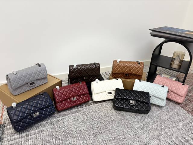 配墨镜50 配折叠盒子 Chanel 香奈儿Cf包 芯片版本 超火爆时尚单品 做工精细 进口五金 让你无论是夏天还是冬天都能背上它出门 是不是性价比超级高 随便