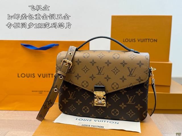 飞机盒 重金钢五金 专柜同步163变码芯片 Lv顶级品质邮差包 经典老花邮差 每一年这个季节都要推一下！ 因为它太经典！太好看！ 尺寸24.5×18.5Cm