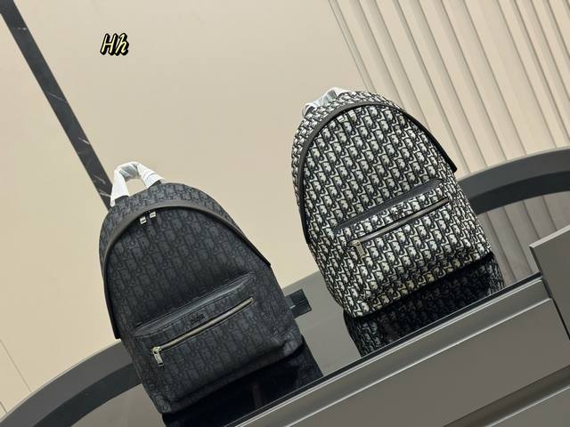 原版 迪奥 爆款双肩出货 新款 男女背都好看 作为一只合格的双肩包 一定要好看 舒适 耐造 背包比较大 远途旅行带它准没错 也是学生党的最佳选择 超级实用 再适