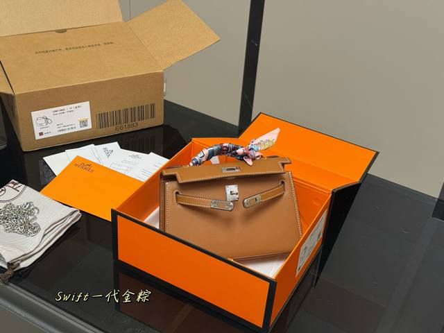 配折叠盒飞机盒 尺寸：22.13Cm 爱马仕 凯莉Kelly一代 尺寸刚刚好！ 真的太太太太好看 头层牛皮 包包特别又质感！