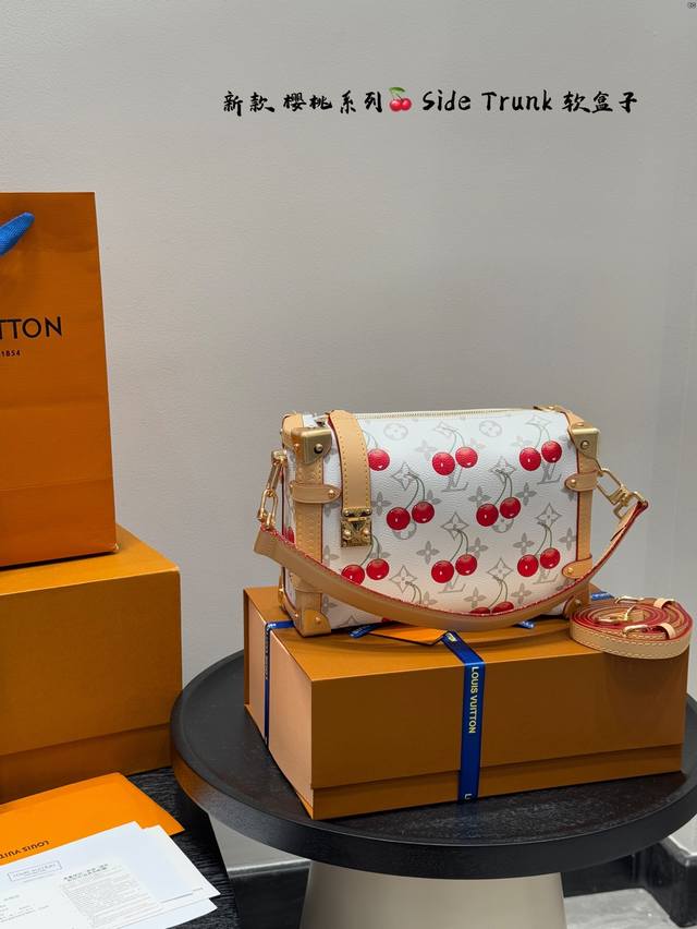 全套礼盒包装 Lv与村上隆的联名限量款樱桃系列 樱桃与经典白花的结合 Lv Side Trunk 谷爱凌 盒子包 箱子包 24新款！是软软箱子 很多精致的小细节