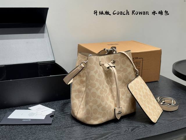 礼盒包装 蔻驰Coach Rowan 水桶包 作为一款出色的全能单肩包，尺寸不会太大或太小，可妥善收纳日常所需物品。 采用拋光鹅软石纹皮革制作，并井有条的内部空