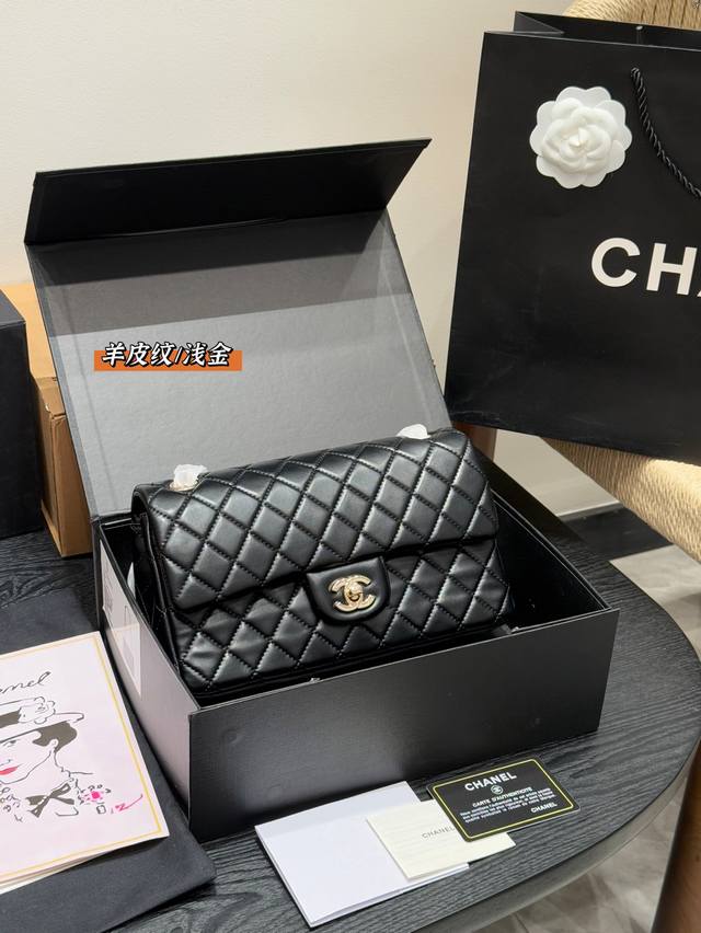 礼盒包装 升级版！ 金色金属 羊皮纹 香奈儿Chanel Cf链条包羊皮纹菱格 气质与经典的神包 女孩纸都知道这款包 就算是不知道名宇那么样子你一定也见过。 很