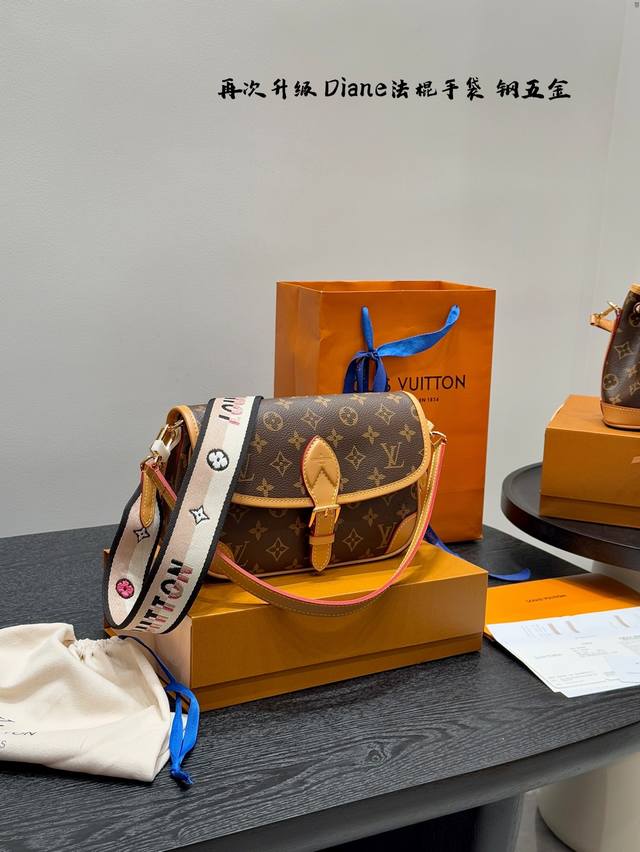 全套礼盒包装 升级版 带芯片 钢五金 Size：25*17Cm Lv家 Diane 法棍手袋 定制老花面料搭配深色树膏皮 配置两条肩带 今天的快乐是法棍给的！