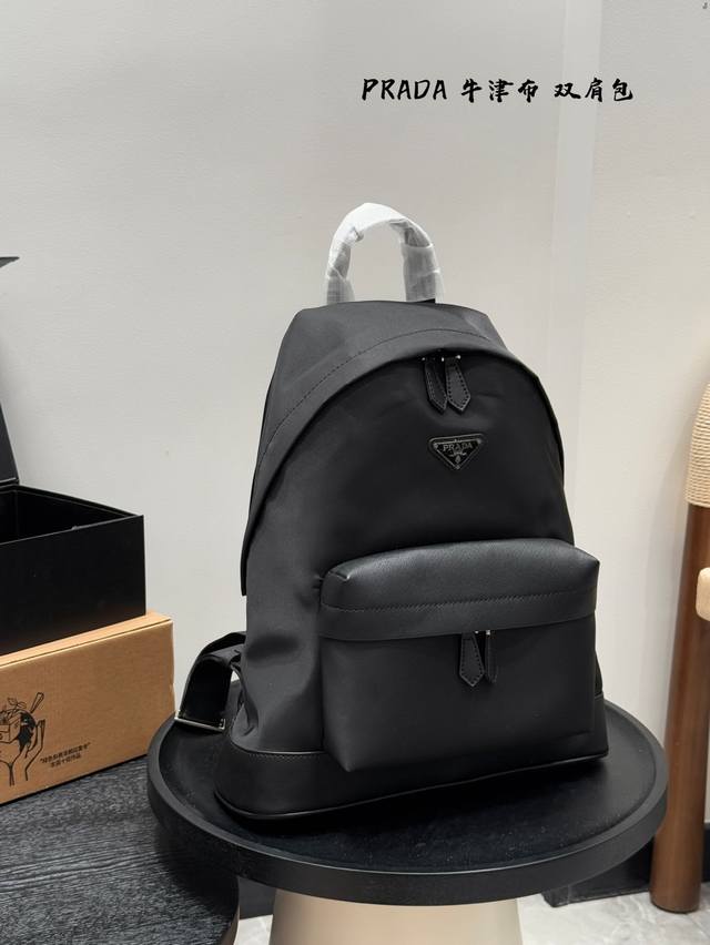 普拉达Prada牛津布双肩包 经典双肩包！众多明星追捧单品！原版进口布料！原版五金！小Ck网红爆款斜挎包！时尚百搭！外出首选！非常实用尺寸：34*38*12Cm