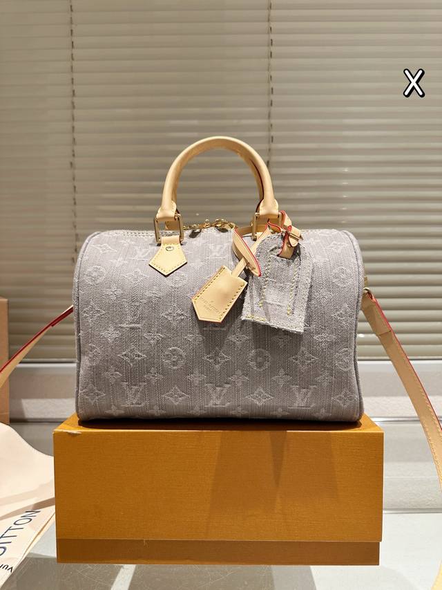 原版布 Lv Speedy 枕头包 Lv 新款系列 枕头包 手袋,全网首发 Lv Speedy 枕头包这款Retiro 手袋以标志性 经典永恒。优雅低调的外形设