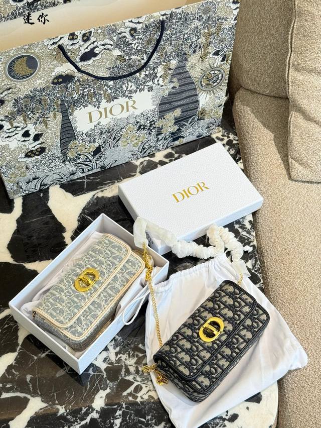 Dior,上新Ew 浅蓝老花腋~下包 这个系列很清凉，蓝白配给人夏日的清爽感，非常干净的配色 腋下包，符合夏天小包但同时容量要求不小的要求，自重非常轻，可以做到