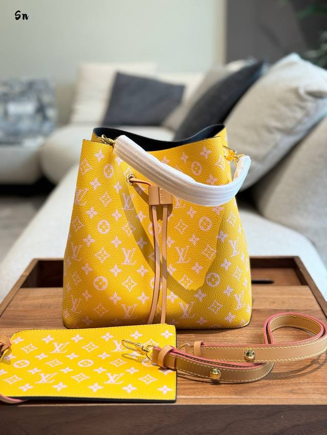 Lv彩虹色水桶包 可以手提单肩腋下斜挎25×28