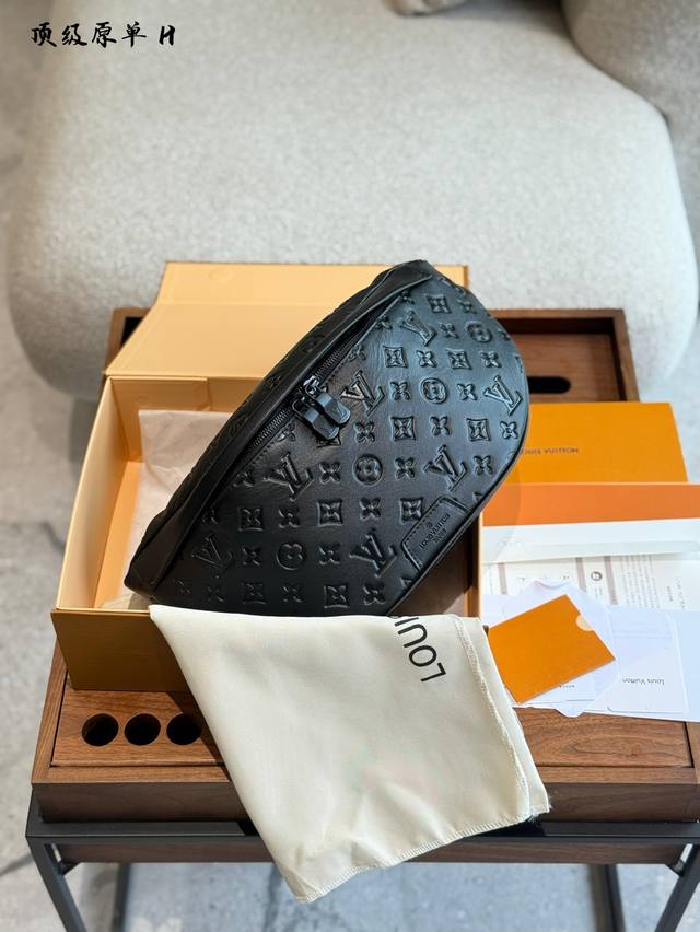 压花 Lv胸包腰包单肩包这是一个华丽的 V腰包，美丽的设计细节，采用拉链，方便取用，酷酷的系列时尚腰包来啦，可是永不过时的哦，而且无论怎么搭配都 超有范 30X