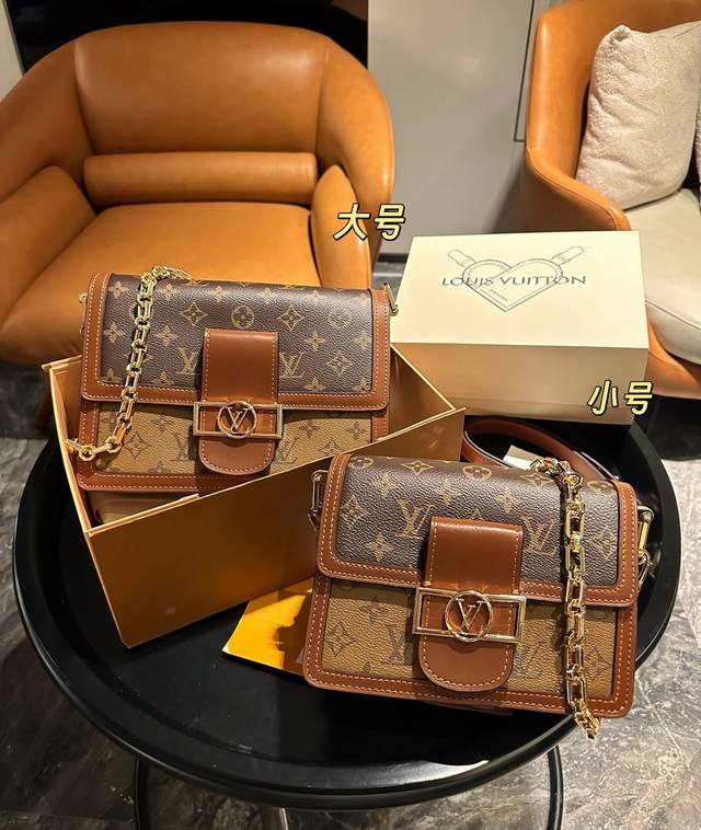 牛皮 折叠礼盒官网飞机盒 千金难买心头爱，Lv达芙妮第一感觉就是一只长相复古但上身时髦的邮差包，整个包拿在手上就给人很高级的即视感，包边采用小牛皮材质，正面磁性