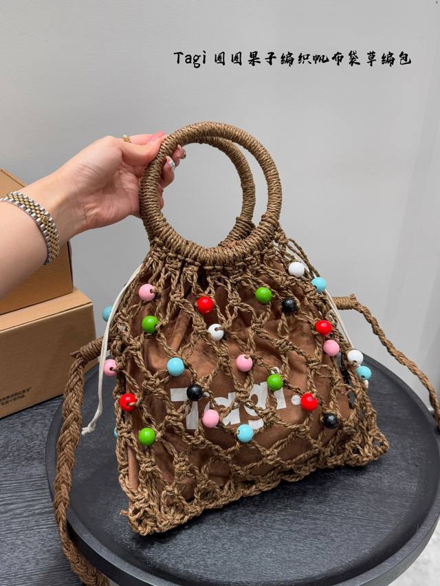 飞机盒 Tagi 珍珠编织托特包新款的圈圈果子编织帆布袋. 草编包的趋势再度袭卷而来，轻松成为本季新 宠！不论日常出游或是假日逛街，出镜率超高的包 款总让人联想