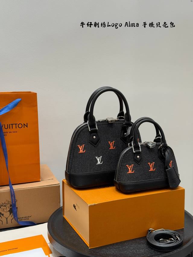 大小同价 配礼盒 Lv Alma牛仔布艺刺绣Logo贝壳包 手提包 内敛！深沉！有味道！ 这款百搭的经典手袋 依然很受现代的青睐！ 优雅低调的外形设计和宽敞的包