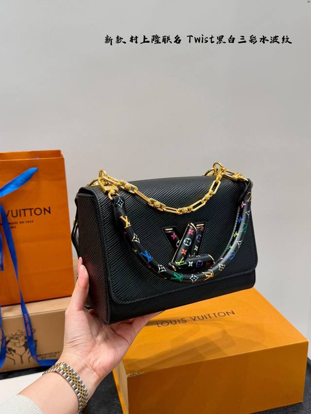 折叠盒 尺寸23.16 Lv 村上隆联名黑彩&白彩水波纹 白三彩Twist 中号手袋。造就聚焦设计：翻盖的超值 明快活泼，自由滑动，无论肩背斜挎或日夜场合，随心