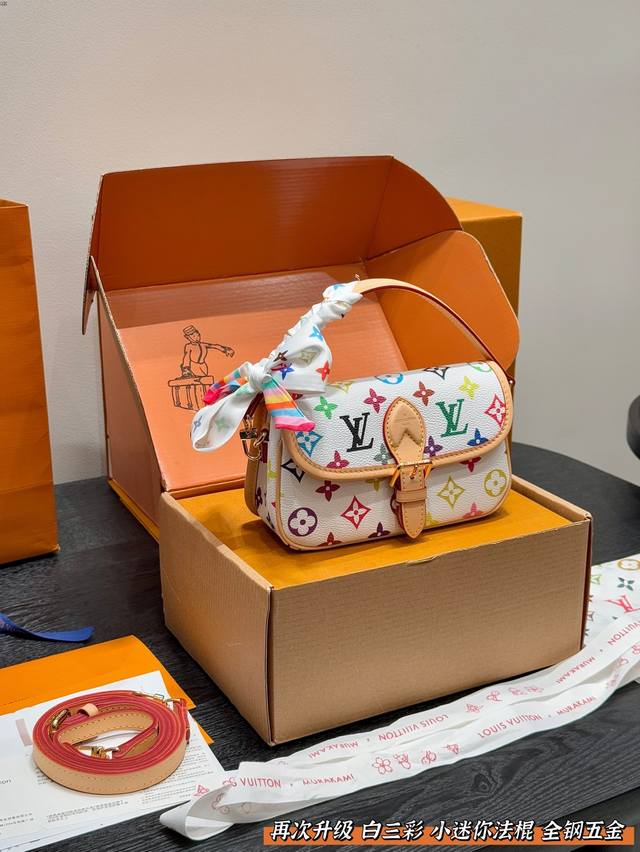 全套礼盒包装 升级版，全钢五金 带丝巾！ 2025村上隆联名白彩 Mini法棍包 [Nano Diane .法棍手袋] 是Diane手袋迷你版本。 圆形的翻盖及