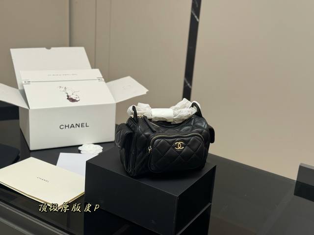 配折叠盒飞机盒 Chanel 香奈儿24K 又入一枚小可爱 第一次看到无感，然后越看越喜欢，越看越想要～ 新款还蛮多的，很好买！ 直接拿下啦！ 尺寸:18.13