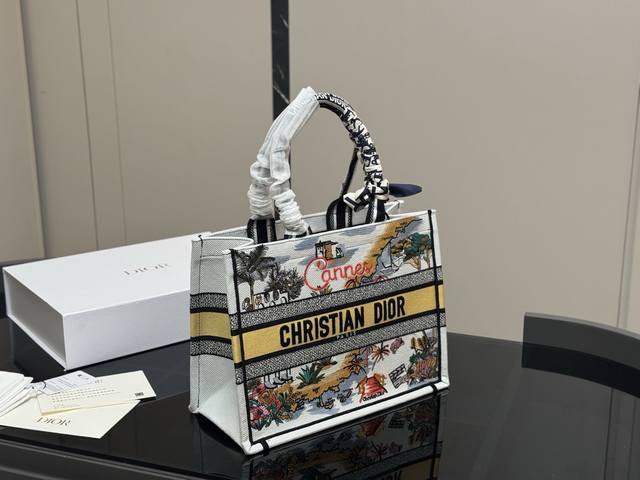 配折叠盒丝巾 Dior 原版布提花 Dior Book Tote今年最喜欢的一款购物袋 Tote我用的次数最多的包 迪奥因为容量超级大 不管什么东西都向里面放