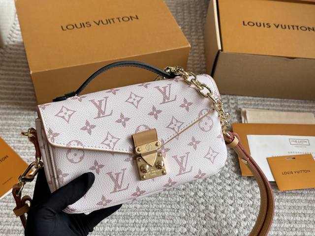 Lv 邮差小号链条包 热乎乎刚出炉的邮差新款 邮 差作为Lv经典款,真的很受大家的欢迎，冬天背超有韩剧女主的感觉可是大大的尺寸对于小个子女生真的不是很友好,所以